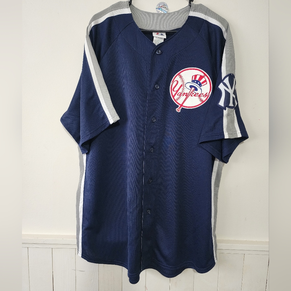 Majestic Yankees NY. Size XL. Navy Sports Jersey with Red Emblem